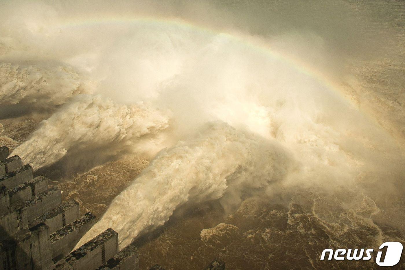 19일 후베이성 이창에 있는 싼샤댐이 수위 급상승으로 물을 방류 하고 있다. ⓒ AFP=뉴스1 ⓒ News1 우동명 기자