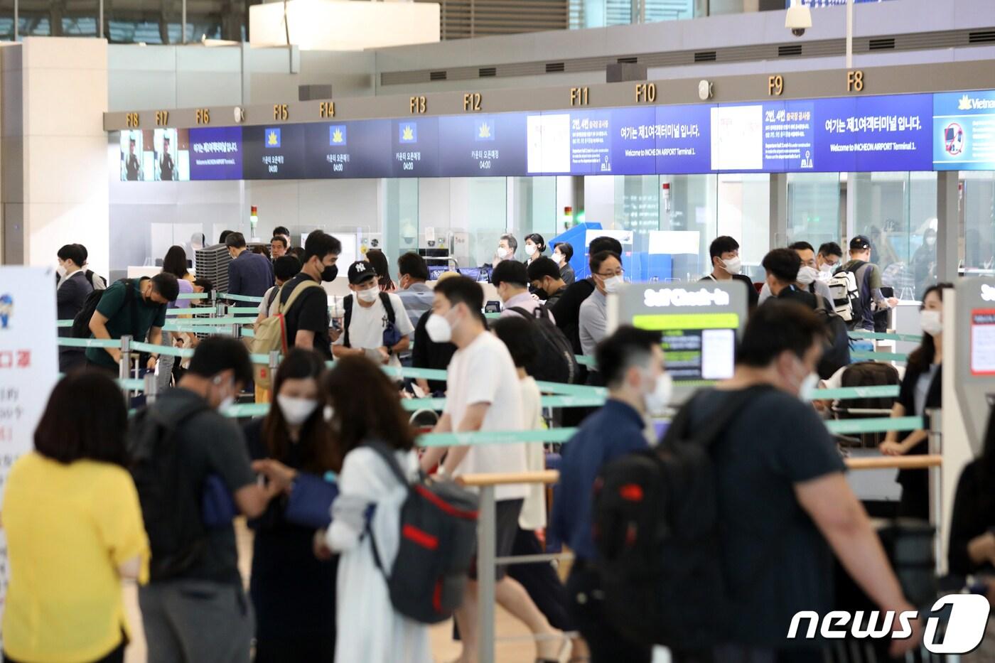 22일 오전 인천국제공항 출국장에서 기업인들이 베트남행 여객기 탑승수속을 위해 대기하고 있다. 2020.7.22/뉴스1 ⓒ News1 황기선 기자