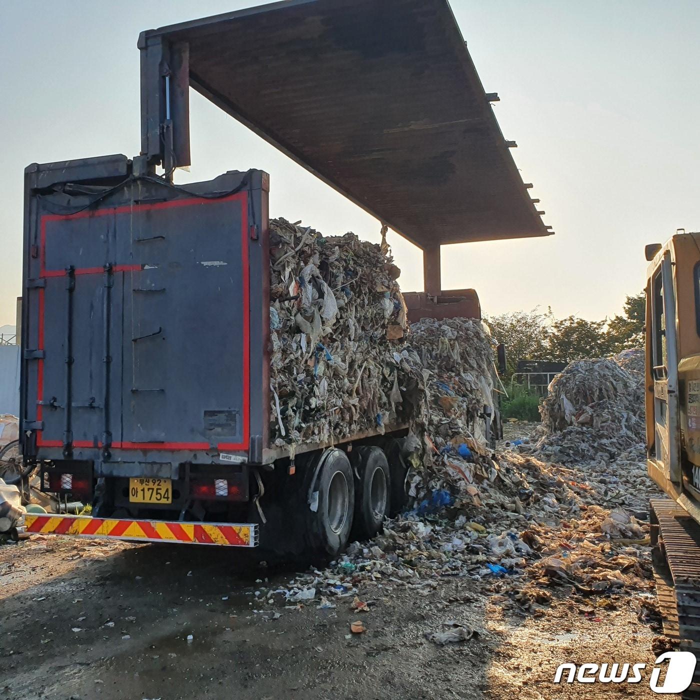 본문 이미지 - 양주시 백석읍 폐기물 무단투기 현장 ⓒ 뉴스1 (DB)