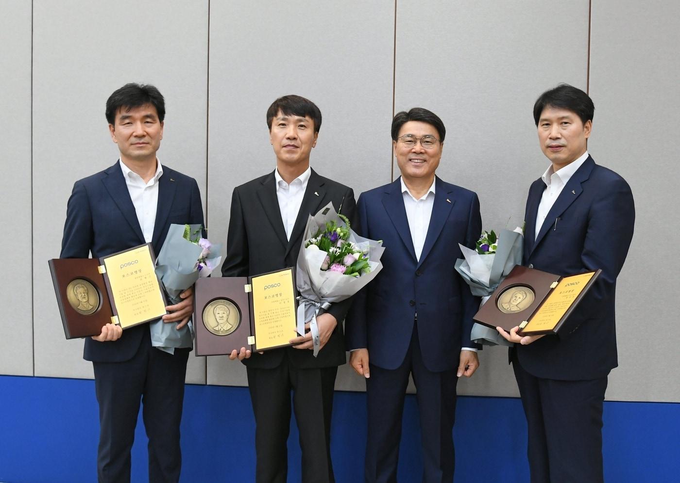 포스코 최정우 회장(오른쪽 두번째)과 2020 포스코 명장으로 선정된 손병근 명장(왼쪽 첫번째), 이정호 명장(왼쪽 두번째), 정규점 명장이 기념 촬영을 하고 있다(포스코 제공). ⓒ 뉴스1