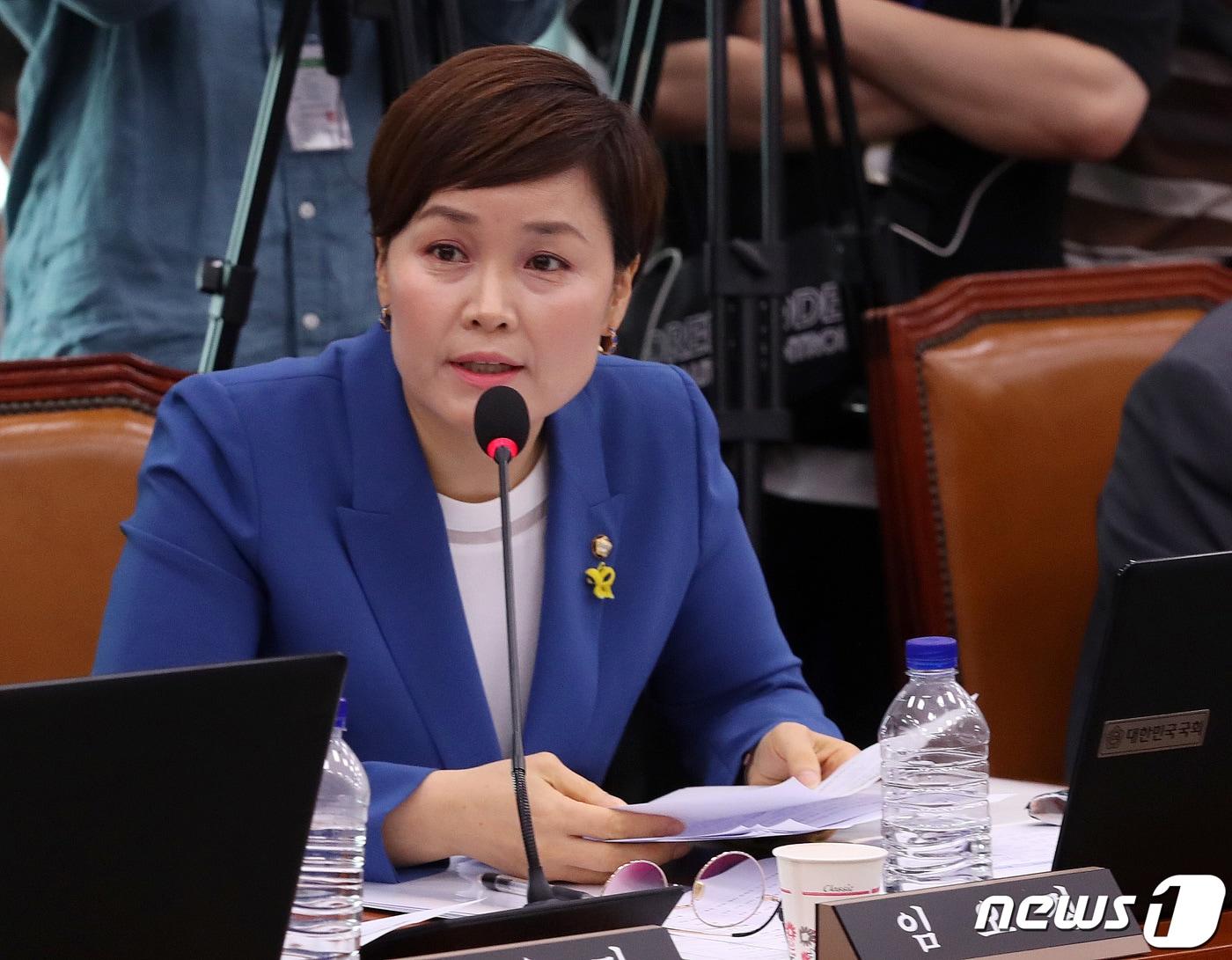 본문 이미지 - 임오경 더불어민주당 의원이 22일 서울 여의도 국회에서 열린 철인 3종경기 선수 가혹행위 및 체육분야 인권침해에 대한 청문회에서 질의를 하고 있다. 2020.7.22/뉴스1 ⓒ News1 박세연 기자