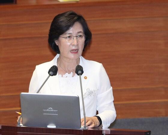 본문 이미지 - 2020년 7월 21일 검찰에게 부동산 투기 엄벌 지시를 내린 다음날인 22일 추미애 법무부 장관이 국회에서 열린 제380회 국회(임시회) 제4차 본회의 정치·외교·통일·안보에 관한 대정부 질문에서 답변하고 있는 모습.  ⓒ News1 