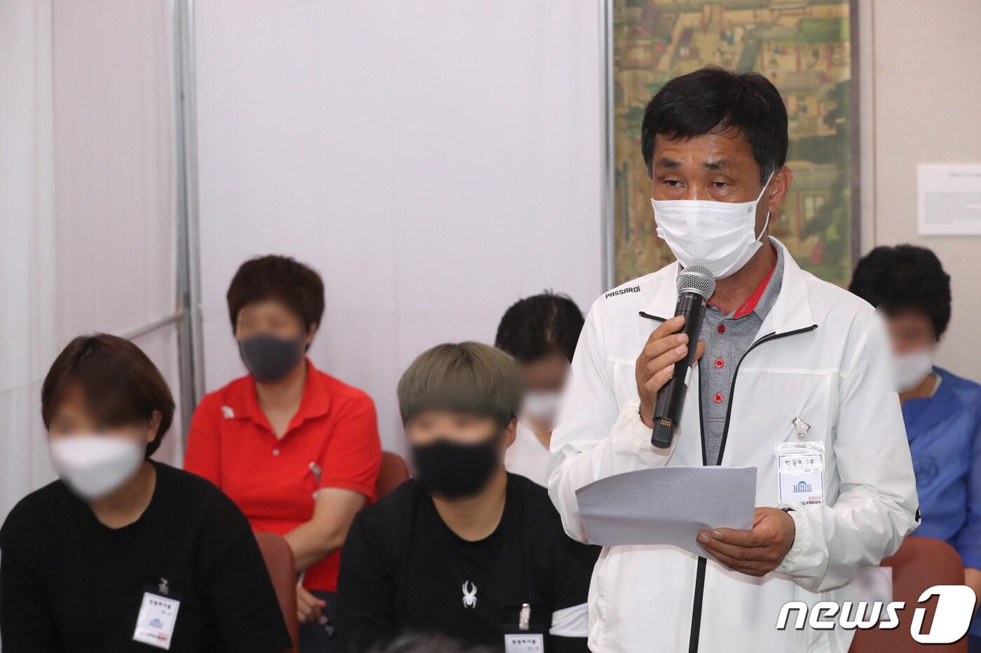 고 최숙현 선수 아버지가 22일 오후 서울 여의도 국회에서 열린 철인 3종경기 선수 가혹행위 및 체육분야 인권침해에 대한 청문회에 참고인으로 출석해 발언을 하고 있다. 2020.7.22/뉴스1 ⓒ News1 박세연 기자