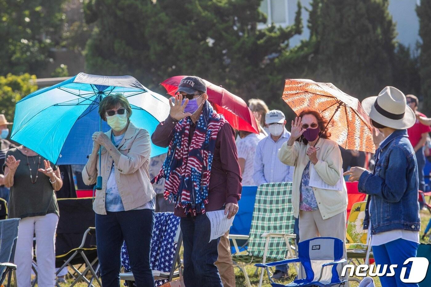 본문 이미지 - 미국 캘리포니아주 헌팅턴비치에서 19일 주민들이 마스크를 쓴 채 예배에 참석하고 있다. ⓒ AFP=뉴스1