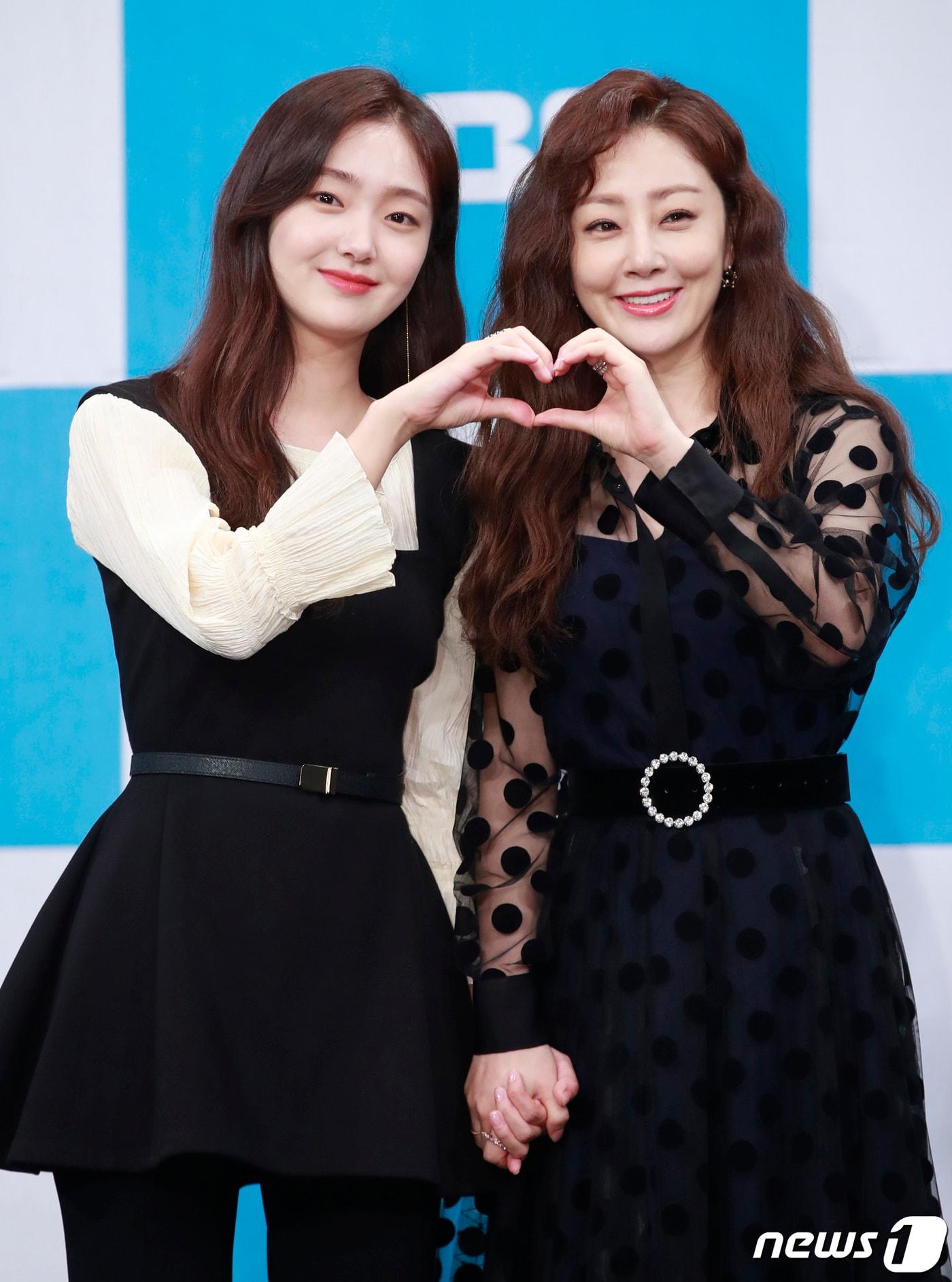 본문 이미지 - 배우 김혜준, 오나라(오른쪽)이 22일 오후 서울 상암동 MBC 골든마우스홀에서 열린 MBC 새 드라마 ‘십시일반’ 제작발표회에 참석해 포즈를 취하고 있다. ‘십시일반’은 유명 화가의 수백억 대 재산을 둘러싼 사람들의 치열한 두뇌싸움을 그린 블랙코미디이다. 2020.7.22/뉴스1 ⓒ News1 권현진 기자