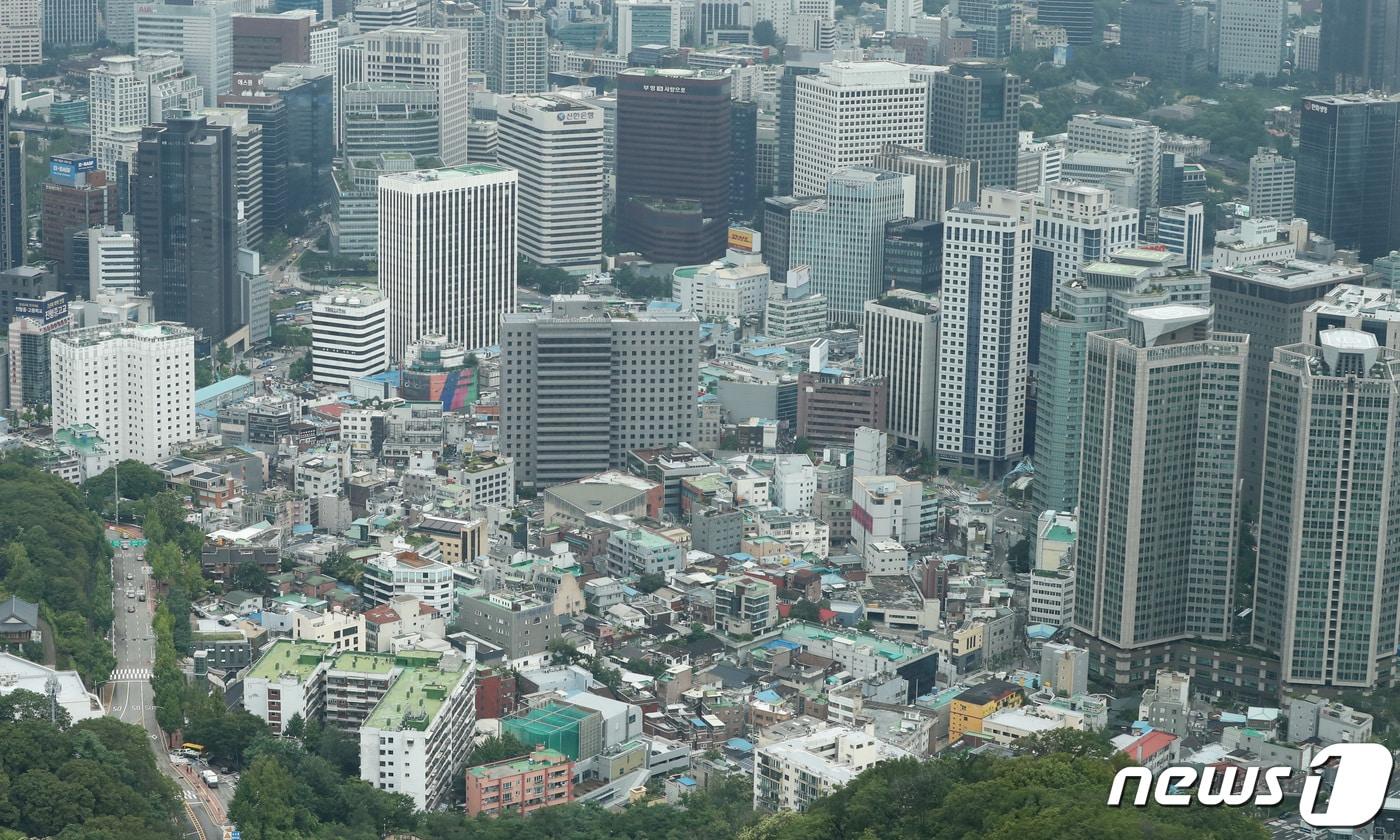 서울 남산타워에서 보이는 저층 건물들을 고층 빌딩숲이 둘러싸고 있다. /뉴스1 ⓒ News1 이성철 기자