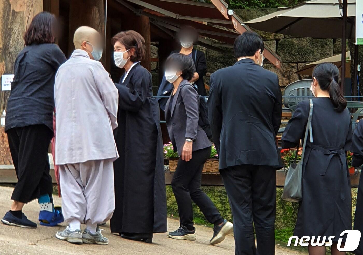 본문 이미지 - 故 박원순 전 서울시장의 부인 강난희 여사와 아들 박주신 씨 등 유가족들이 22일 서울 은평구 진관사에서 열리는 고인의 49재 중 2재에 참석하고 있다. 2020.7.22/뉴스1 ⓒ News1 민경석 기자