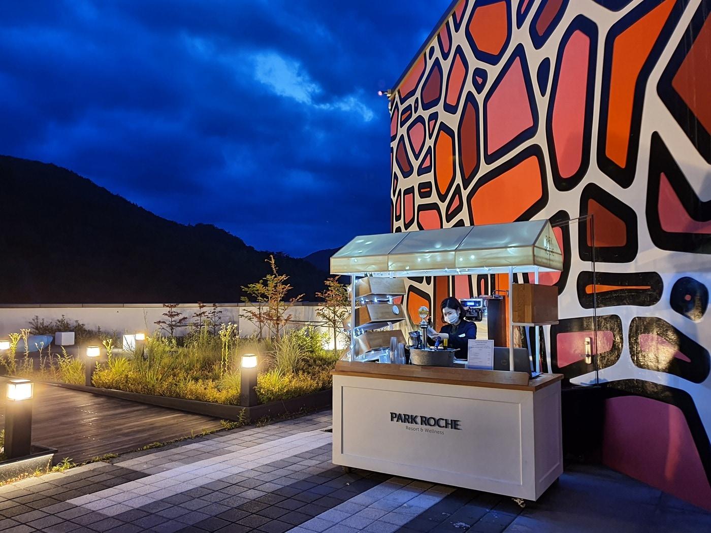 본문 이미지 - 파크로쉬 리조트가 신규 개장한 '칠랙스 바'