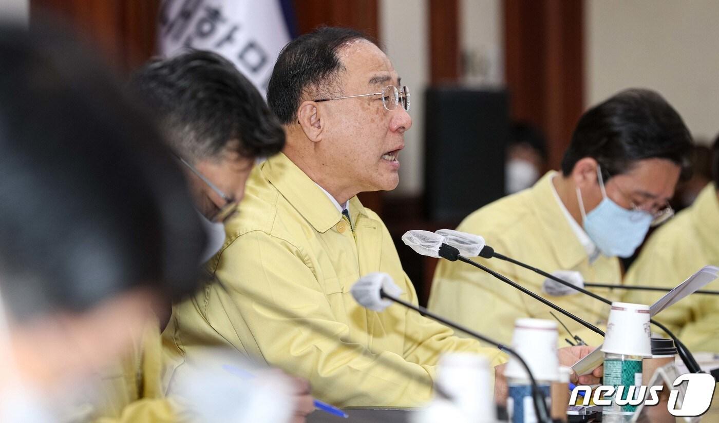 본문 이미지 - 홍남기 경제부총리 겸 기획재정부 장관이 23일 오전 서울 종로구 정부서울청사에서 열린 '제11차 비상경제 중앙대책본부(경제 중대본) 회의 겸 제1차 한국판 뉴딜 관계장관회의'에서 모두발언을 하고 있다. 2020.7.23/뉴스1 ⓒ News1 안은나 기자
