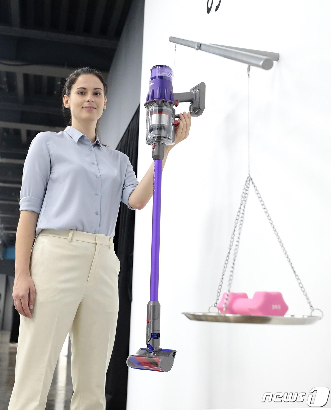 본문 이미지 - 23일 오전 서울 성동구 에스팩토리에서 관계자들이 신제품 무선 청소기 '다이슨 디지털 슬림'을 선보이고 있다. 위생과 청결이 필수가 된 '뉴노멀' 시대에 맞게 청소를 보다 쉽고 간편하게 해줄 신제품인 이번 제품들은 한국 주거공간에 적합하게 설계되어 간편한 청소가 가능하며, 가볍고 우수한 청소 성능을 제공한다. 2020.7.23/뉴스1 ⓒ News1 이성철 기자