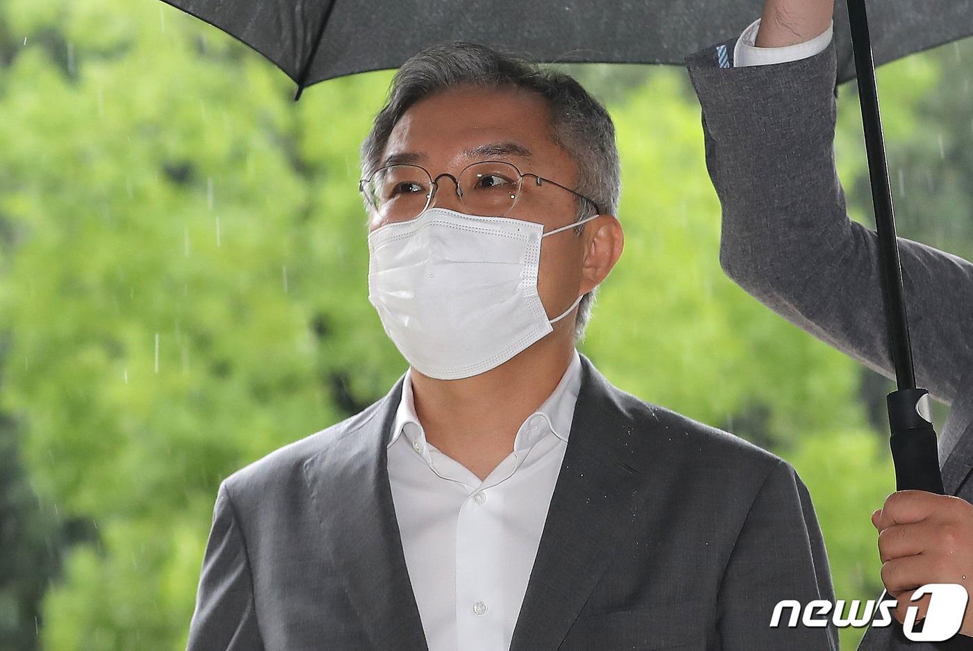 본문 이미지 - 최강욱 열린민주당 대표가 23일 오후 서울 서초구 서울중앙지방법원에서 열린 업무방해 혐의 공판에 출석하고 있다. 최 대표는 법무법인 청맥 소속 변호사로 재직하던 2017~2018년 두 차례에 걸쳐 조국 전 법무부장관 아들 조모씨가 인턴활동 증명서를 허위로 발급하는데 명의를 빌려주며 관여한 혐의를 받고 있다. 2020.7.23/뉴스1 ⓒ News1 임세영 기자