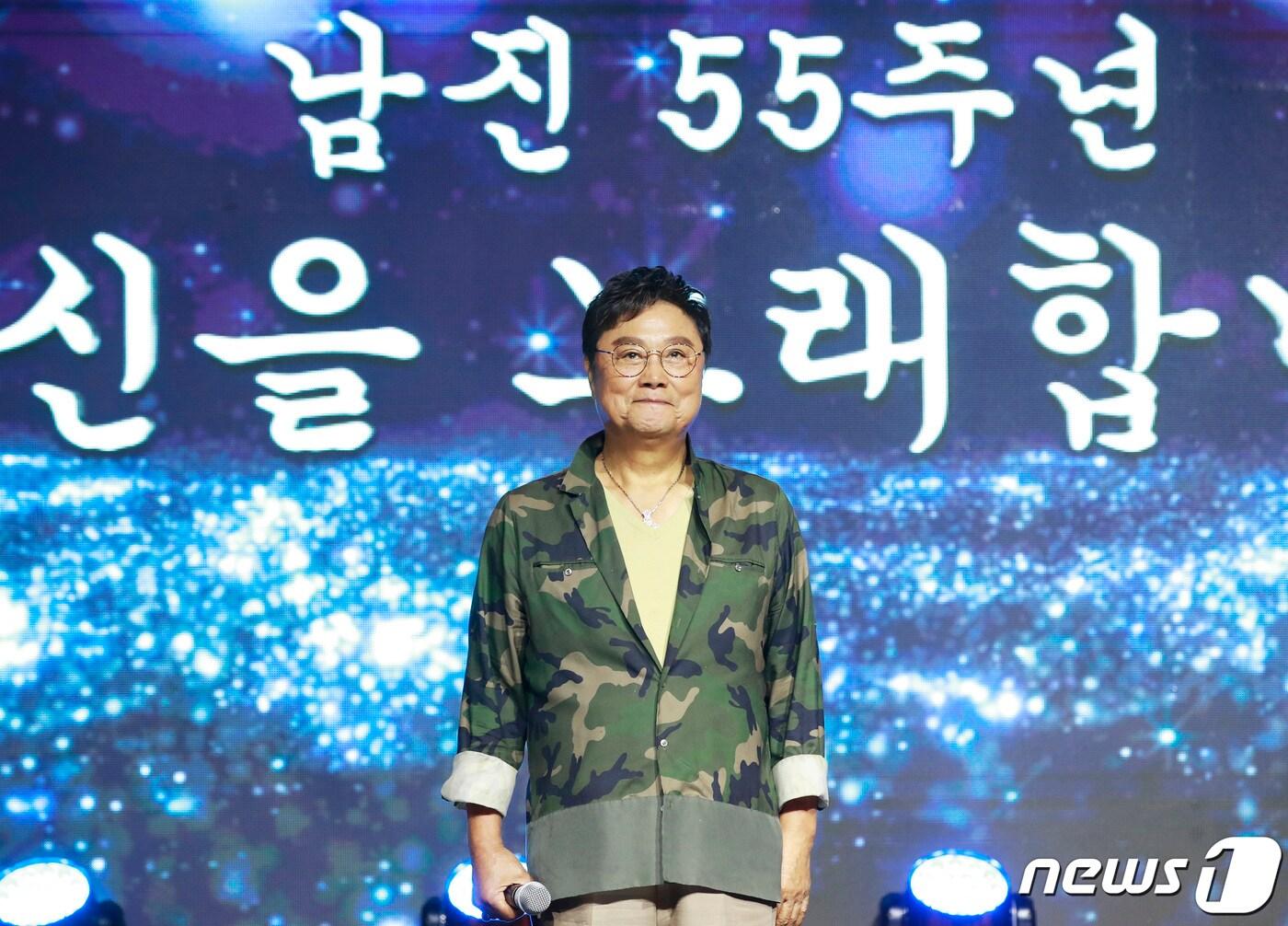 본문 이미지 - 가수 남진이 26일 서울 영등포구 여의도 63시티 컨벤션에서 열린 '당신을 노래합니다, 남진 55주년 헌정앨범' 기자간담회에 참석해 포즈를 취하고 있다. 2020.7.23/뉴스1 ⓒ News1 권현진 기자