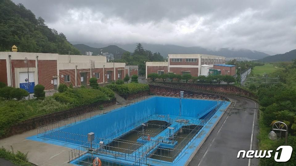 본문 이미지 - 경남도는 1,4-다이옥산으로 인한 하천 생태계 훼손 방지와 안전한 상수원 확보를 위한 종합대책을 마련해 추진한다고 23일 밝혔다. 사진은 양산 신도시 취수장 전경.(경남도 제공)2020.7.23.ⓒ 뉴스1