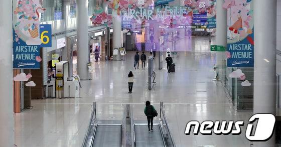 본문 이미지 - 정부의 해외 입국자 자가격리 면제 조치 발표 이후 면세점 업체 매출이 일제히 상승했다.. 사진은 인천국제공항 면세점 모습ⓒ 뉴스1