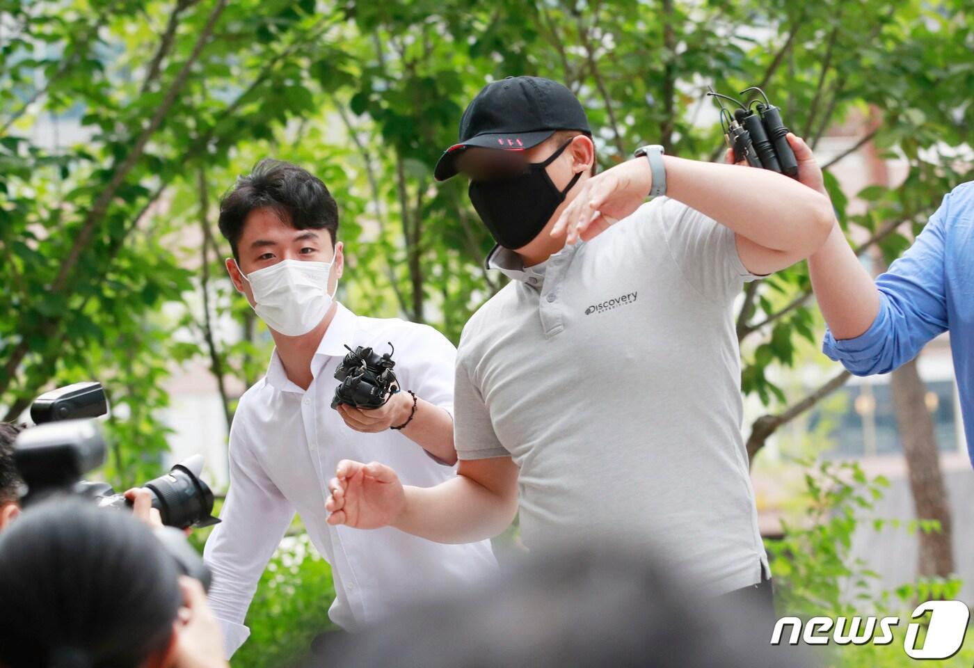 응급환자를 후송 중이던 구급차를 막아서 환자를 사망에 이르게 한 혐의를 받는 택시기사 최 모씨가 24일 오전 서울동부지법에서 열린 영장실질심사에 출석하고 있다. 2020.7.24/뉴스1 ⓒ News1 권현진 기자