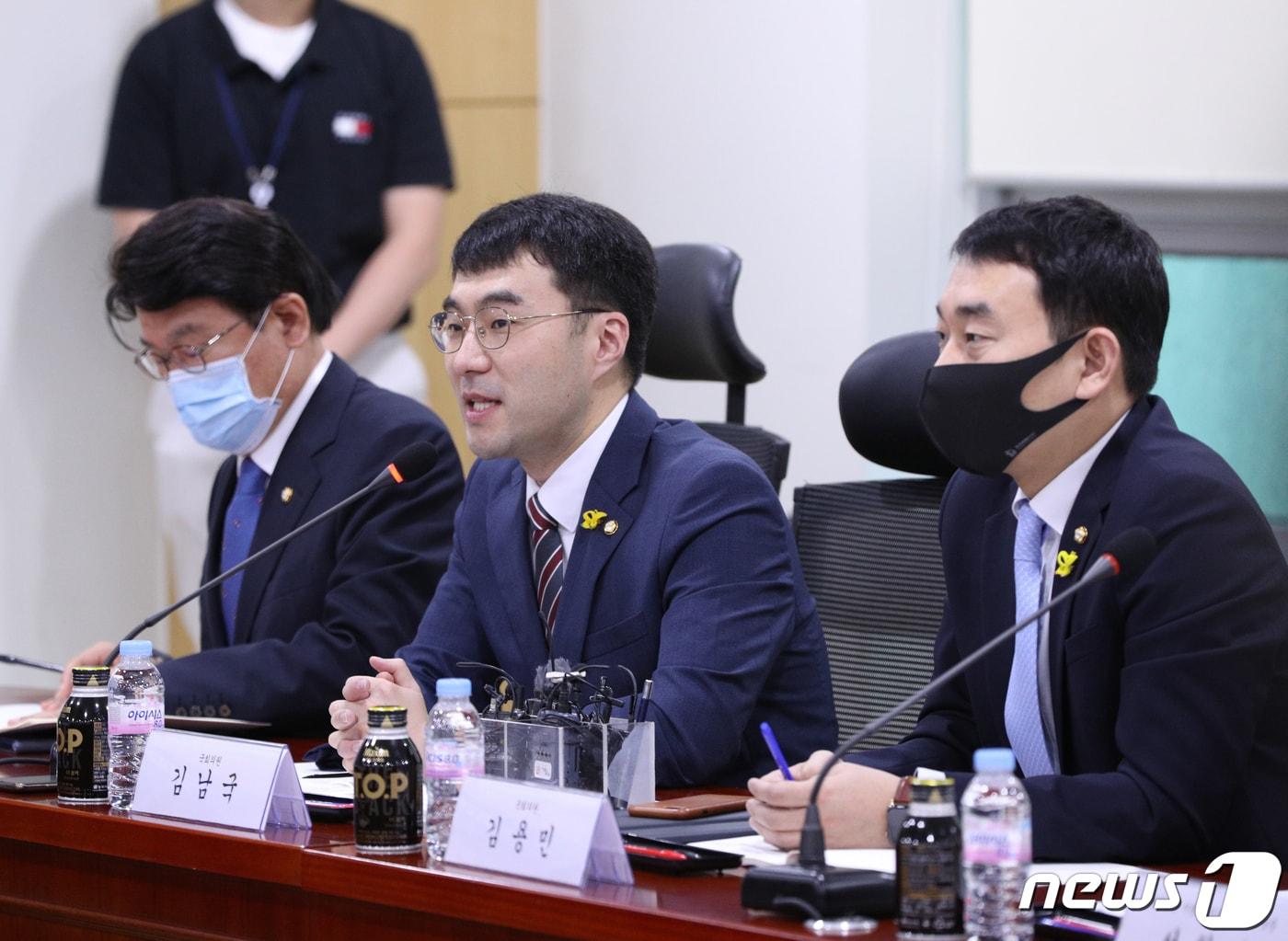 본문 이미지 - 김남국 더불어민주당 의원이 24일 오전 서울 여의도 국회 의원회관에 열린 수사기관 감찰기구의 독립성 개선방안 토론회에서 인사말을 하고 있다. 2020.7.24/뉴스1 ⓒ News1 신웅수 기자