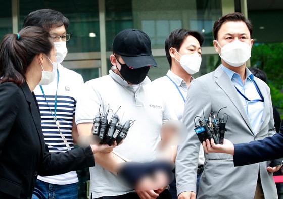 본문 이미지 - 응급환자를 후송 중이던 구급차를 막아서 환자를 사망에 이르게 한 혐의를 받는 택시기사 최 모씨가 24일 오전 서울동부지법에서 열린 영장실질심사를 마치고 이동하고 있다. 2020.7.24/뉴스1 ⓒ News1 권현진 기자