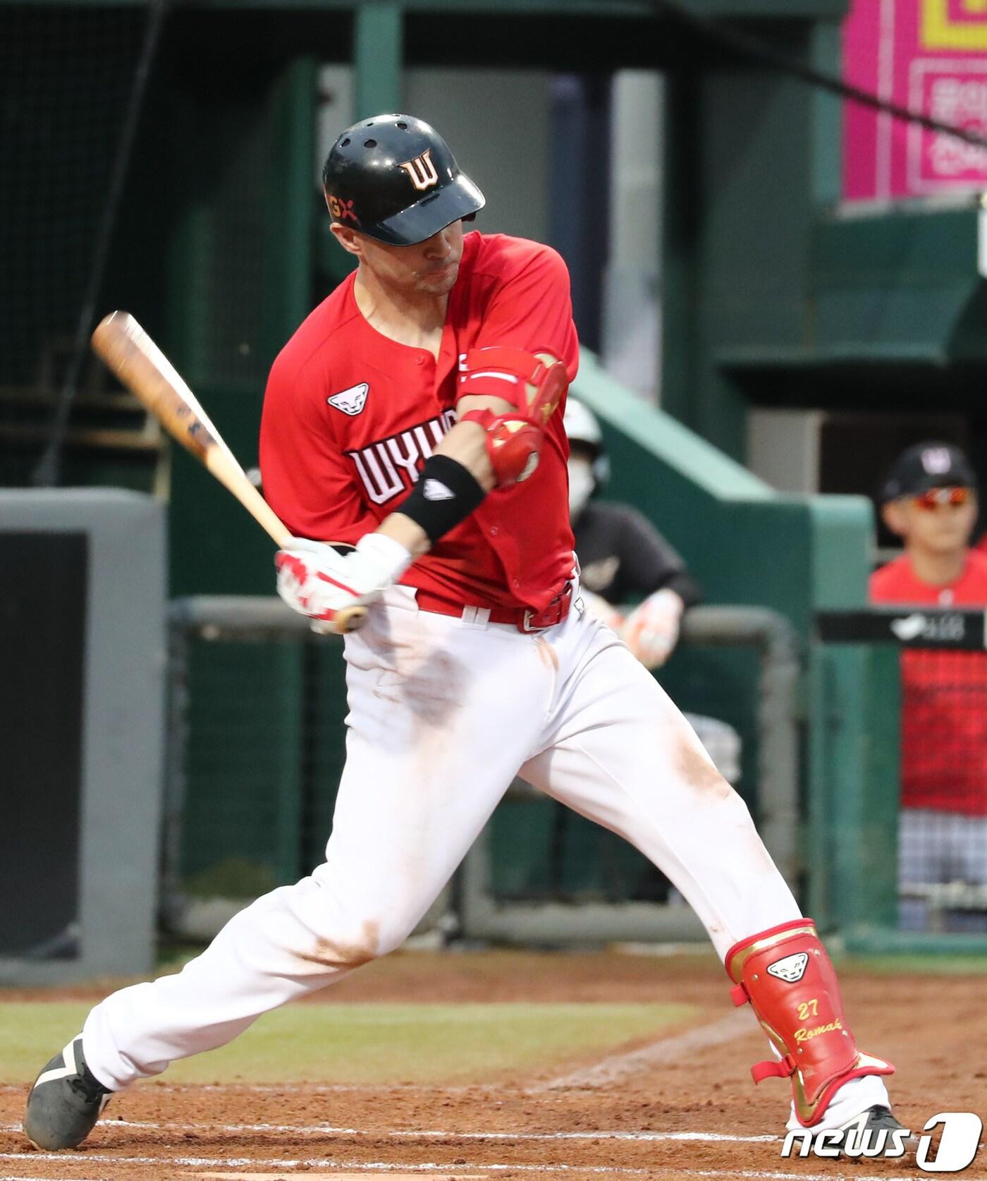 본문 이미지 - 무사 SK 로맥이 중전 안타를 치고 있다. 2020.7.26/뉴스1 ⓒ News1 김기태 기자