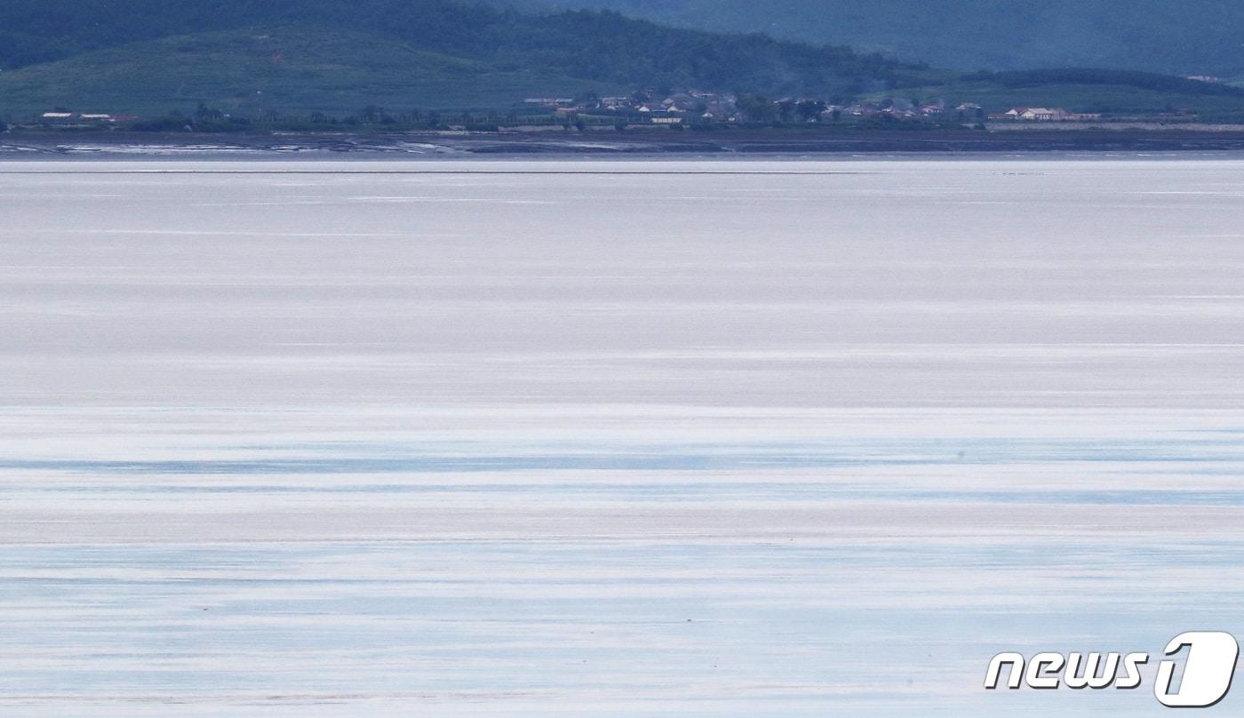 26일 인천 강화군 북한 접경지 교동도에서 바라본 북한 마을이 적막하다. 2020.7.26/뉴스1 ⓒ News1 이성철 기자