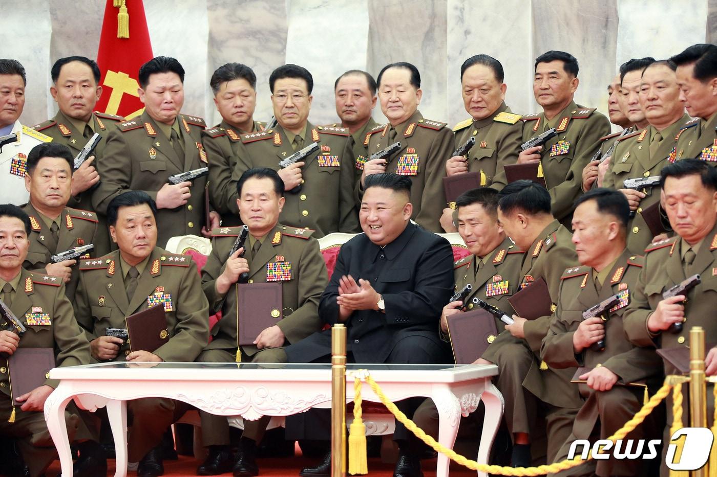 본문 이미지 - (평양 노동신문=뉴스1) = 김정은 북한 국무위원장이 '전승절(7월 27일)' 67주년을 맞아 군 지휘관 주요 간부들에게 새로 개발한 '백두산' 권총을 하사했다고 노동당 기관지 노동신문은 27일 전했다. 김 위원장은 군 지휘관들에게 백두산 권총을 직접 수여한 후 군 간부들과 함께 기념사진을 촬영했다. [국내에서만 사용가능. 재배포 금지. DB 금지. For Use Only in the Republic of Korea. Redistribution Prohibited] rodongphoto@news1.kr