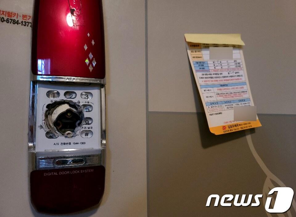 본문 이미지 - 정부 당국이 북한이 신종코로나바이러스감염증(코로나19) 감염 통로로 지목한 재입북자로 최근 잠적한 20대 남성 탈북자를 특정하고 월북 경로 등을 조사중인 것으로 확인됐다. 문제의 남성은 2017년 귀순한 탈북민 김씨(만24세, 1996년생)로 알려졌다. 정부와 경찰 등 관계기관은 특히 이 남성이 현재 연락이 되지 않고 있는 가운데 최근 김포, 강화, 교동도 일대를 사전 답사한 정황을 포착, 사실상 월북한 것으로 잠정 결론낸 것으로 알려졌다. 사진은 27일 오전 김포시 양촌읍에 있는 김씨의 집. 2020.7.27/뉴스1 ⓒ News1 정진욱 기자