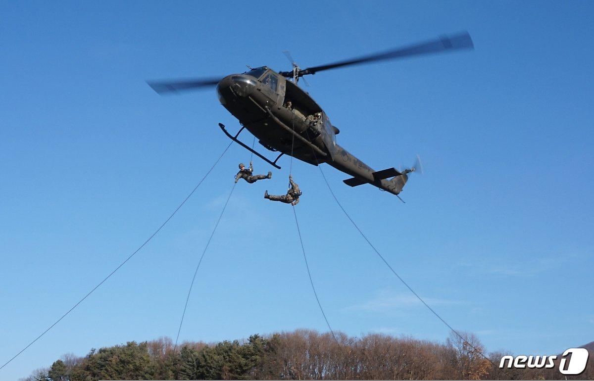 본문 이미지 - 육군 UH-1H 헬기.&#40;국방일보 제공&#41;ⓒ 뉴스1