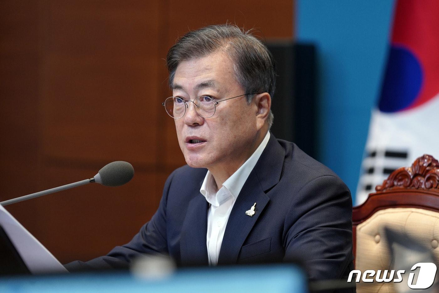 본문 이미지 - 문재인 대통령이 지난 7월27일 오후 청와대 여민관 영상회의실에서 수석·보좌관회의를 주재하고 있다. (청와대 제공) 2020.7.27/뉴스1