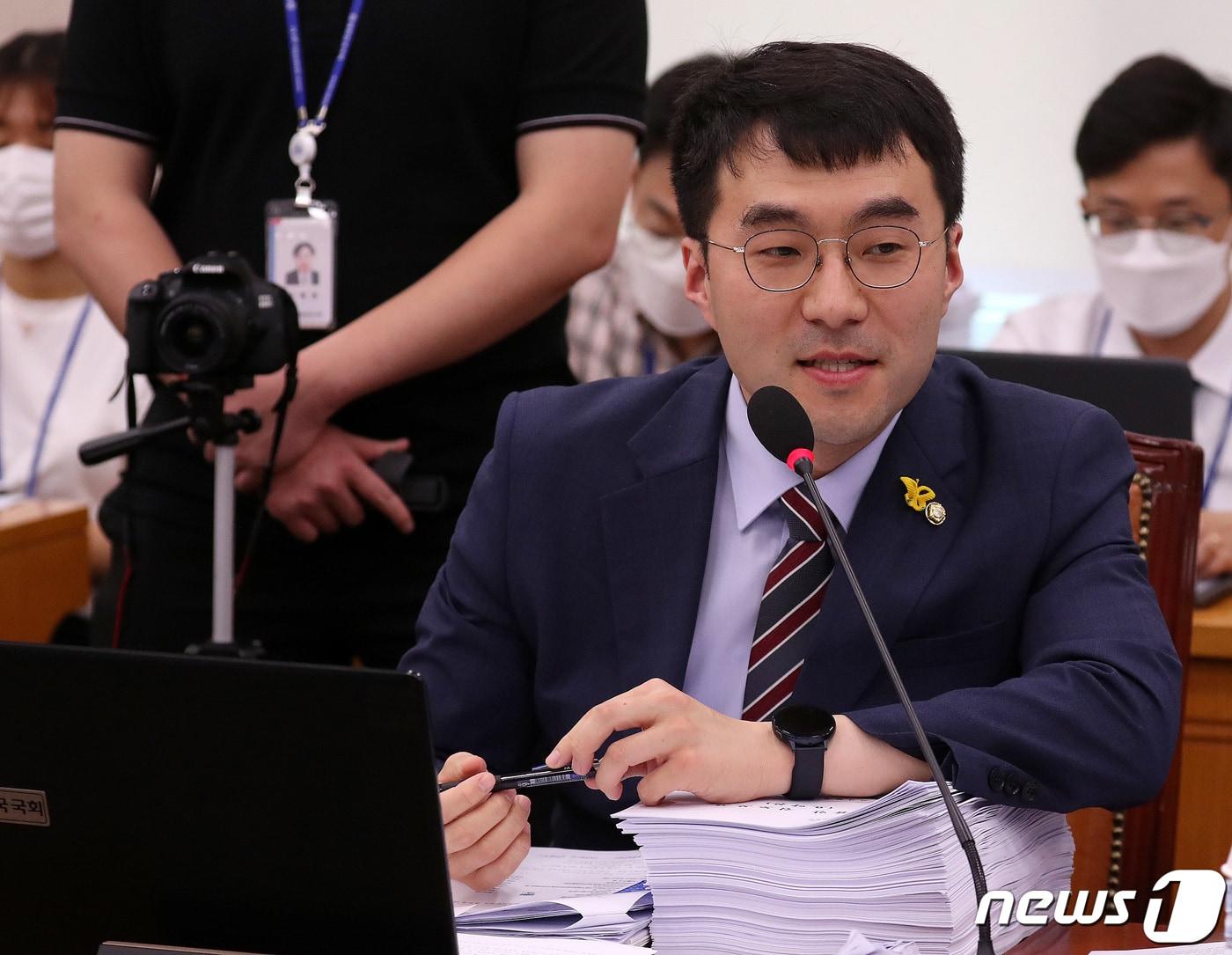 본문 이미지 - 김남국 더불어민주당 의원이 27일 오후 서울 여의도 국회에서 열린 법제사법위원회 전체회의에서 의사진행발언을 하고 있다. 2020.7.27/뉴스1 ⓒ News1 박세연 기자