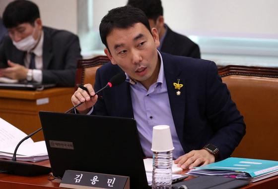 본문 이미지 - 김용민 더불어민주당 의원이 진중권 전 동양대 교수가 자신을 모욕했다며 민사소송을 제기했다. ⓒ News1 