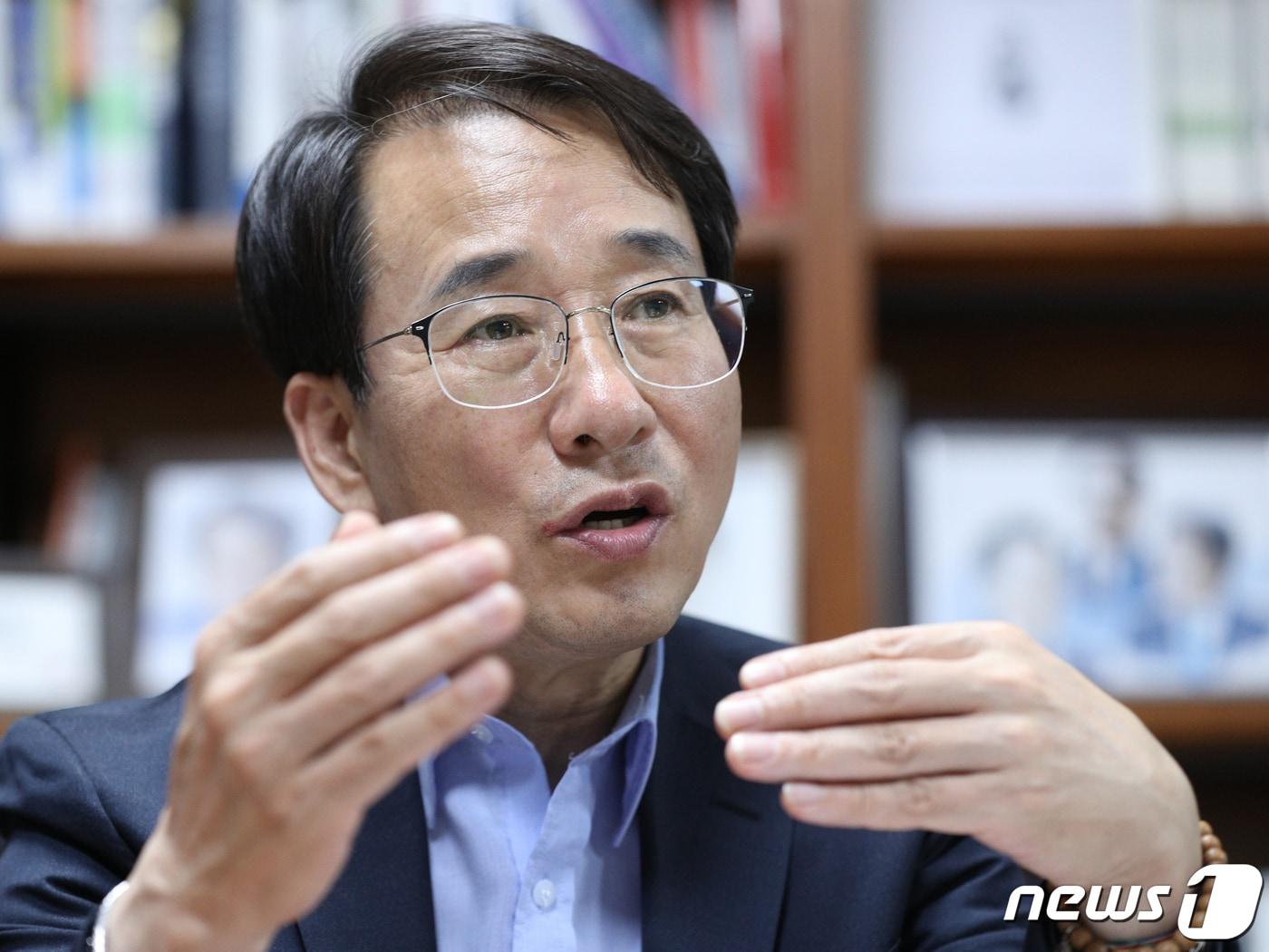 본문 이미지 - 더불어민주당 최고위원 경선에 출마한 이원욱 의원이 27일 오후 서울 여의도 국회 의원회관에서 뉴스1과 인터뷰를 하고 있다. 2020.7.27/뉴스1 ⓒ News1 신웅수 기자