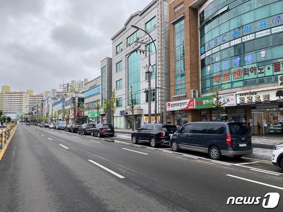 본문 이미지 - 동해대로 구조개선사업 후 차도의 모습. (속초시청 제공) 2020.7.27/뉴스1 ⓒ News1