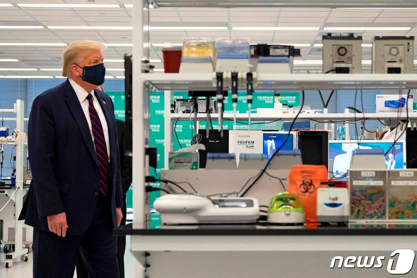 도널드 트럼프 미국 대통령이 27일(현지시간) 노스캐롤라이나주 모리스빌의 후지필름 디오신스 바이오테크놀러지스의 코로나 백신 연구실을 마스크를 쓰고 방문하고 있다. ⓒ AFP=뉴스1 ⓒ News1 우동명 기자