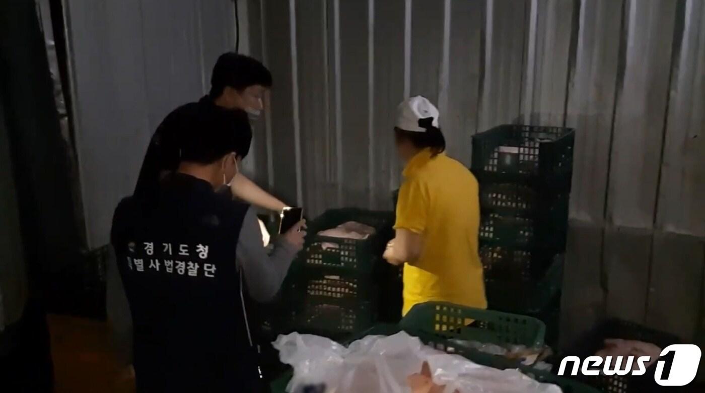 경기도가 본격적인 여름휴가를 맞아 지난 6~10일 냉동고기, 소시지 등 캠핑음식을 집중 수사해 유통기한경과 제품 보관 등 14건의 위법행위를 적발했다.(경기특사경 제공)ⓒ 뉴스1