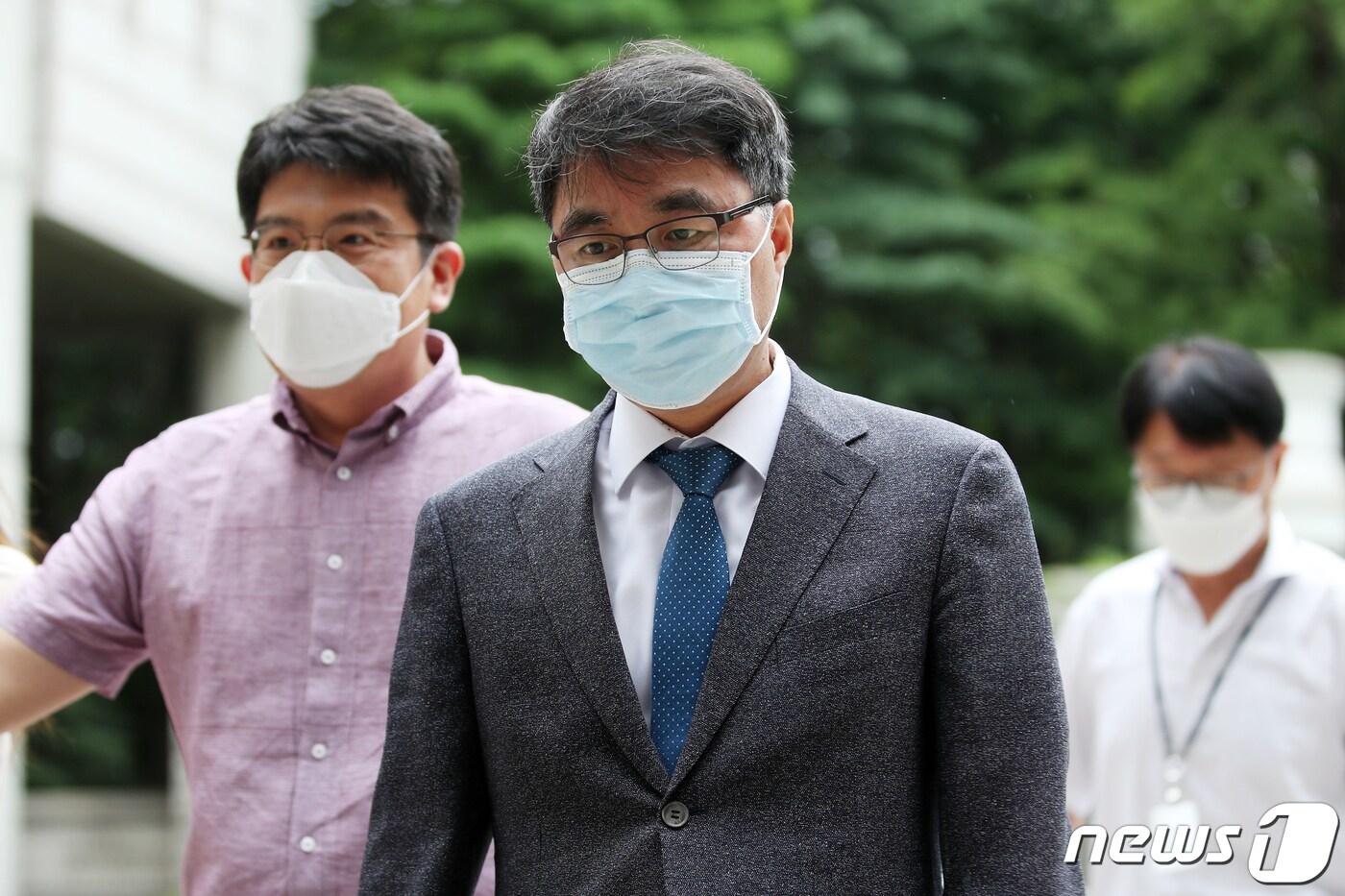 황우석 전 서울대 교수의 제자로 입시 비리·연구비 부정사용 혐의를 받고 있는 이병천 서울대 수의대 교수가 28일 오전 서울 서초구 서울중앙지법에서 열린 구속 전 피의자 심문에 출석하고 있다. 2020.7.28/뉴스1 ⓒ News1 이승배 기자