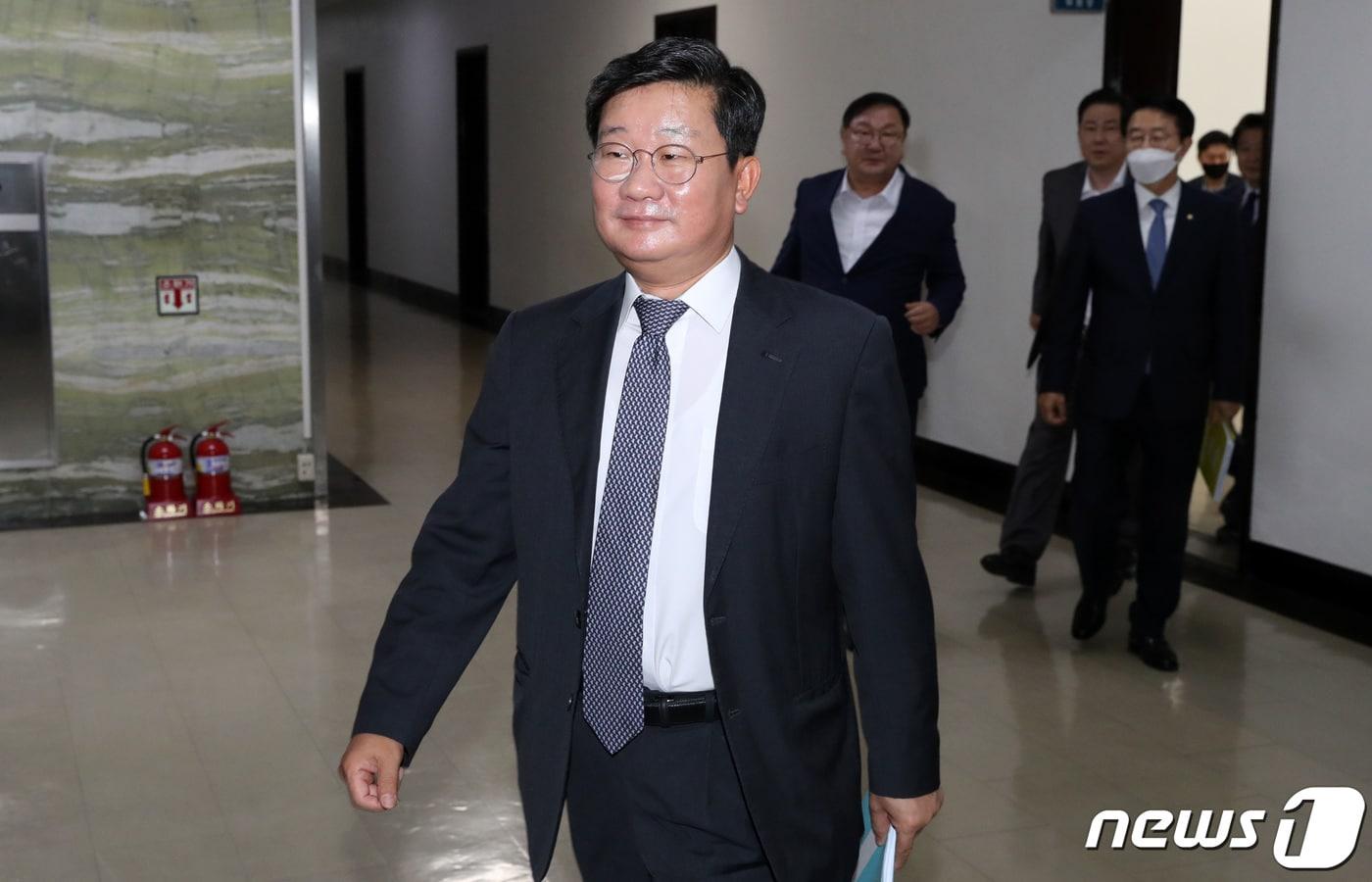 본문 이미지 - 전해철 국회 정보위원장이 28일 오전 서울 여의도 국회에서 열린 정보위 전체회의에 참석하고 있다. 정보위는 이번 회의에서 박지원 국가정보원장 후보자 인사청문경과보고서 채택의 건을 논의한다. 2020.7.28/뉴스1 ⓒ News1 박세연 기자