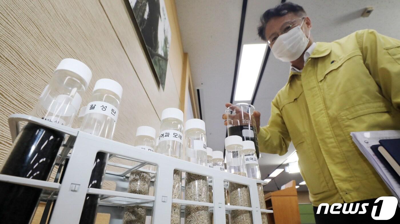 본문 이미지 - 신진수 환경부 물통합정책국장이 28일 정부세종청사 환경부 기자실에서 '전국 일반정수장 435곳에 대한 전수조사 결과'를 발표하고 있다'. 2020.7.28/뉴스1 ⓒ News1 장수영 기자