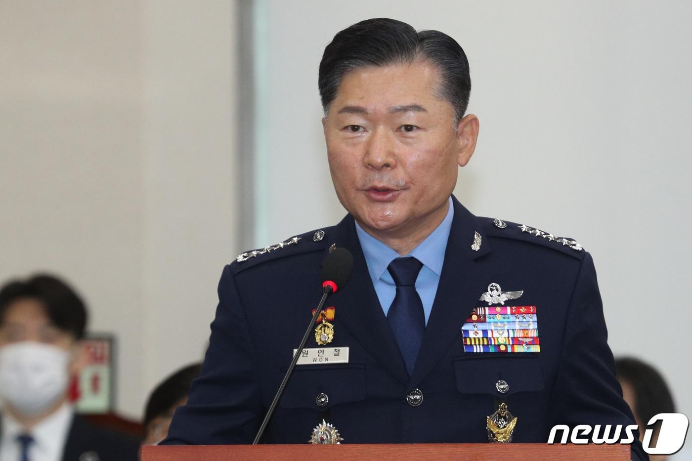 본문 이미지 - 원인철 공군 참모총장이 28일 오전 서울 여의도 국회에서 열린 국방위원회 전체회의에서 인사를 하고 있다. 2020.7.28/뉴스1 ⓒ News1 성동훈 기자