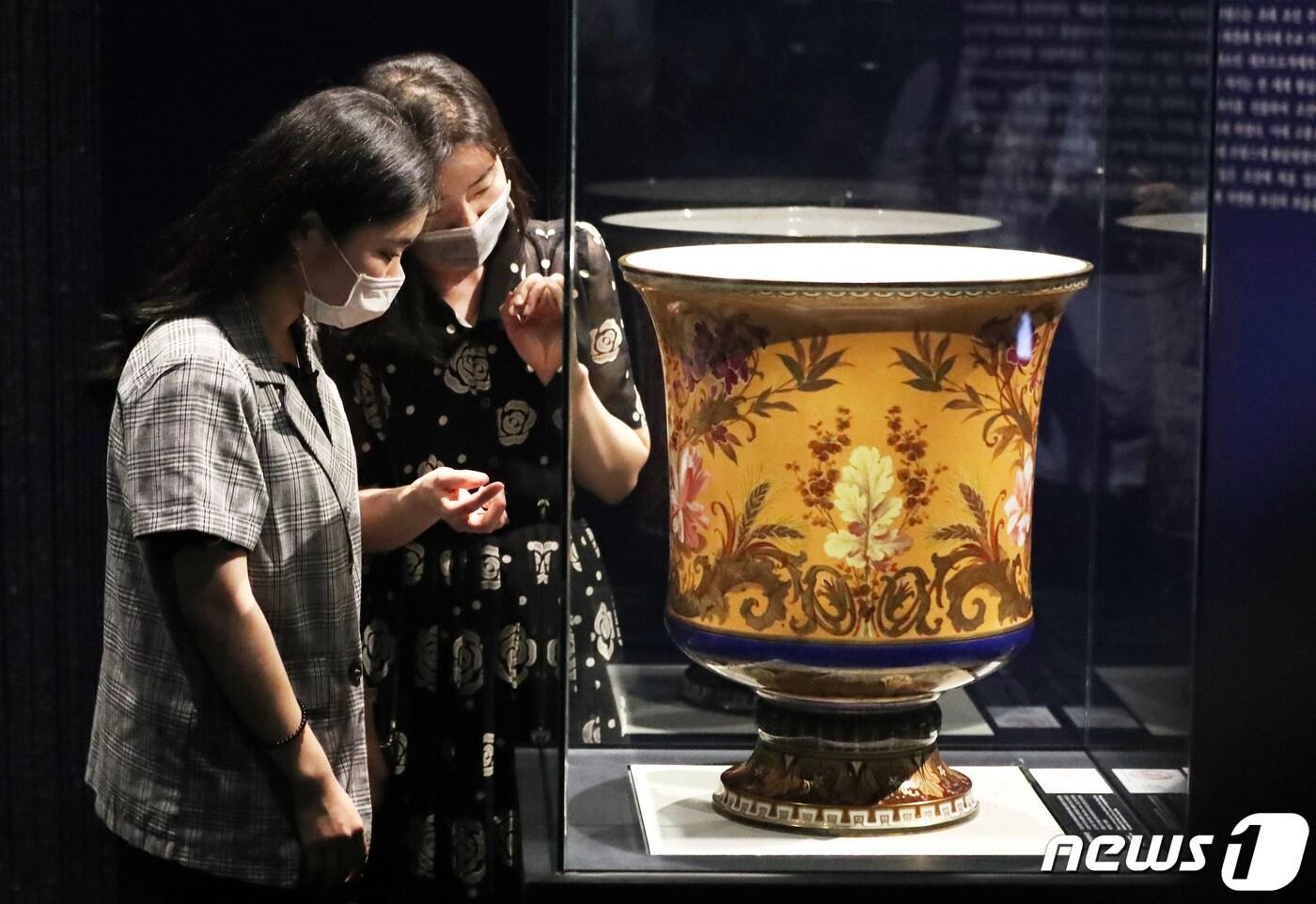 28일 서울 종로구 국립고궁박물관에서 열린 '新왕실도자, 조선 왕실에서 사용한 서양식 도자기' 언론공개회에서 백자 채색 살라미나 병이 공개되고 있다. 2020.7.28/뉴스1 ⓒ News1 이성철 기자