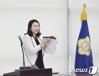 본문 이미지 - 김영애 의원이 28일 기자회견을 열고 막말 등을 한 황재은 경남도의원의 사과를 촉구했다. 사진은 김 의원이 자신을 비방하는 발언이 담긴 통화 녹취록을 들어보이고 있다. ⓒ 뉴스1