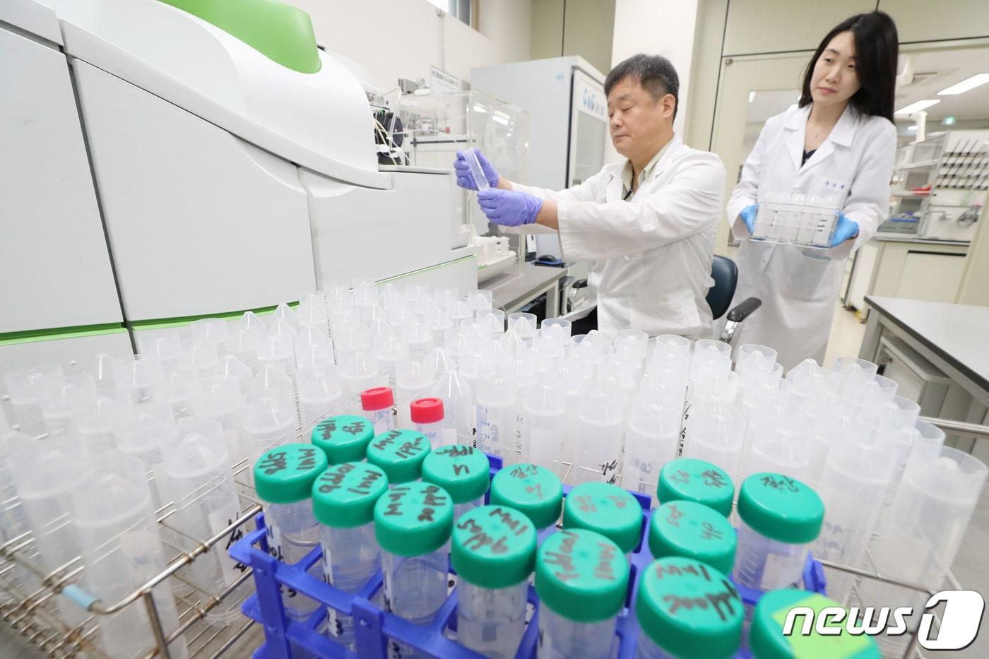 본문 이미지 - 수돗물 수질검사 자료사진.(사진은 기사 내용과 무관함) / 뉴스1 ⓒ News1 DB