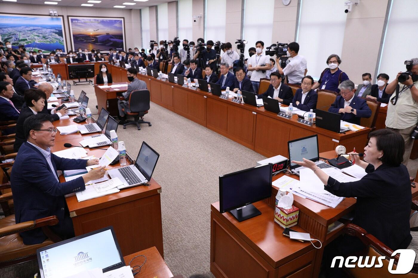 본문 이미지 - 진선미 국토교통위원회 위원장과 이헌승 미래통합당 간사가 28일 오전 서울 여의도 국회에서 열린 국토교통위원회 전체회의에서 법안 상정을 두고 설전을 벌이고 있다. 2020.7.28/뉴스1 ⓒ News1 신웅수 기자