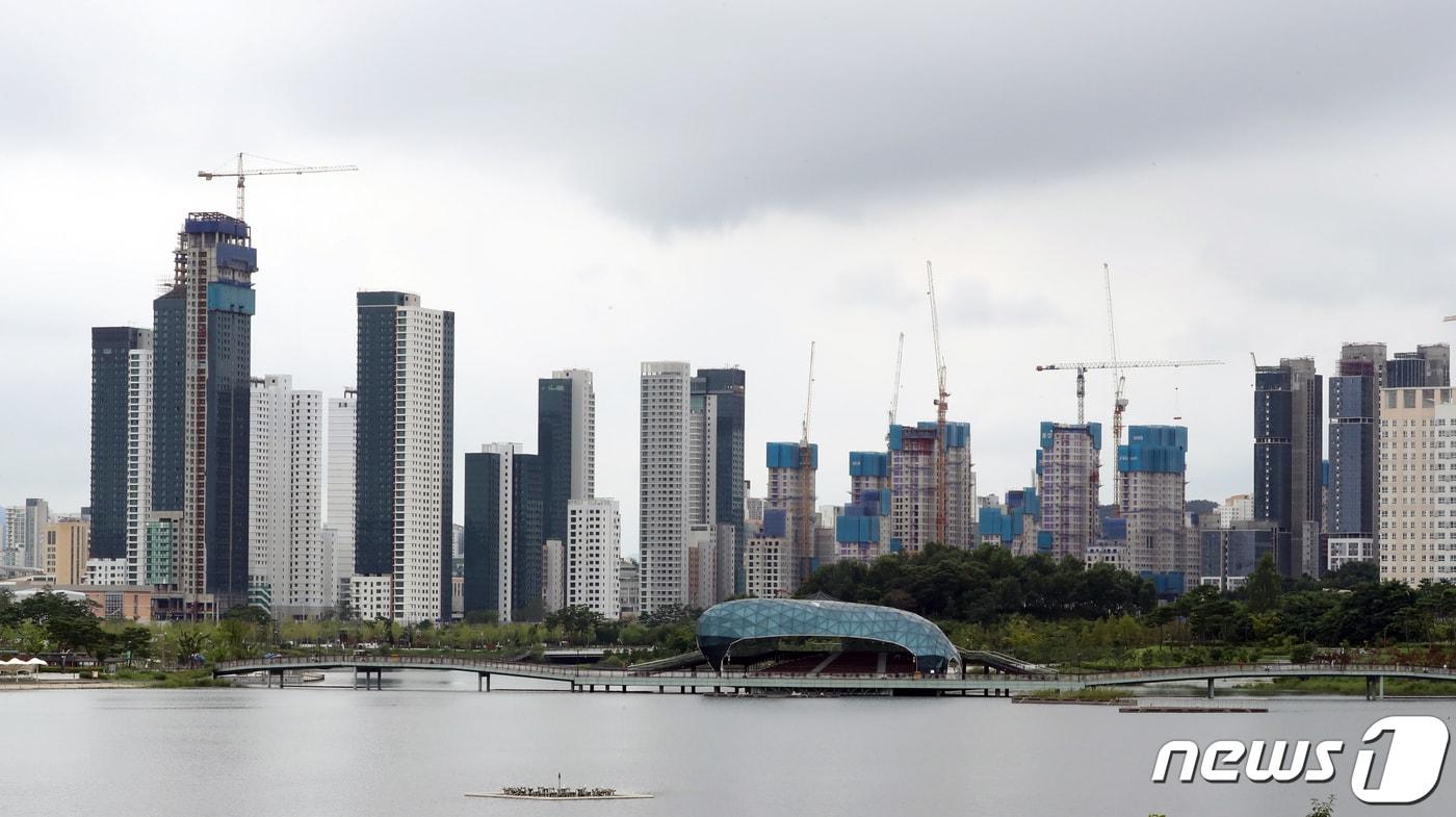 본문 이미지 - 지난 2020년 세종시 호수공원에서 바라본 신축 아파트 건설 현장 모습. 뉴스1 ⓒ News1 장수영 기자