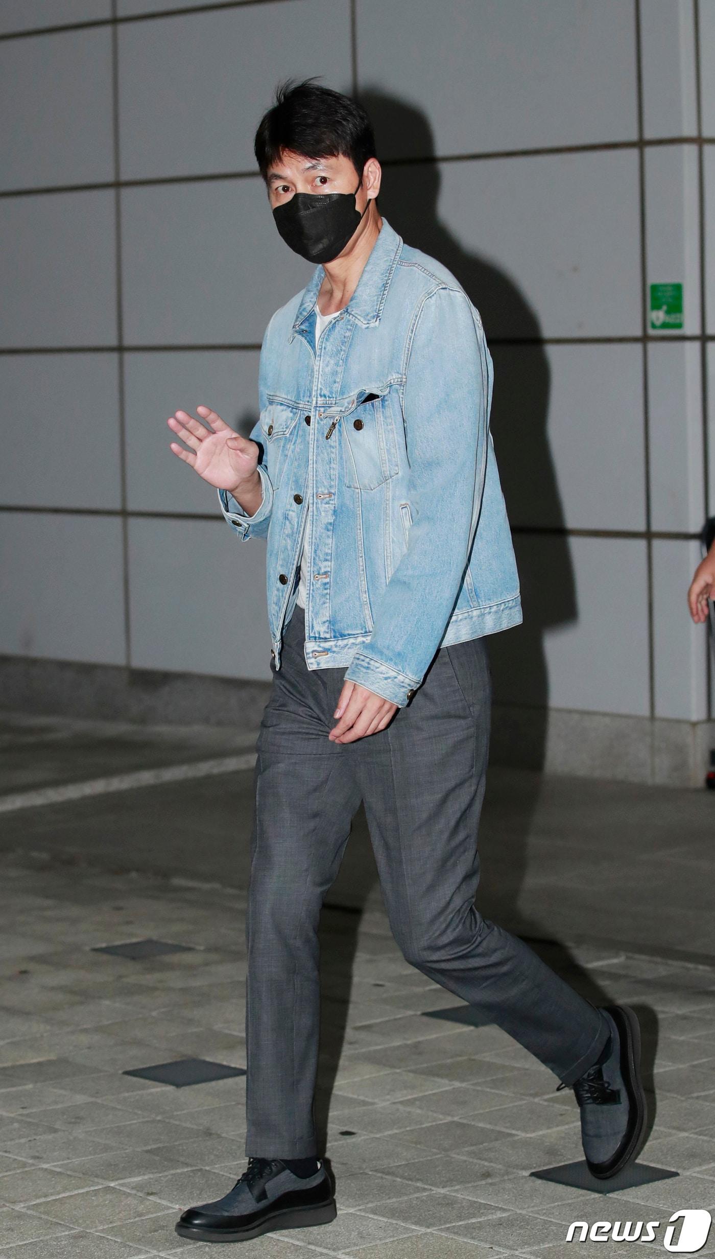 본문 이미지 - 배우 정우성이 29일 오전 서울 마포구 상암동 에스플렉스센터에서 열리는 TBS FM '김규리의 퐁당퐁당'을 위해 방송국에 들어서고 있다. 2020.7.29/뉴스1 ⓒ News1 권현진 기자