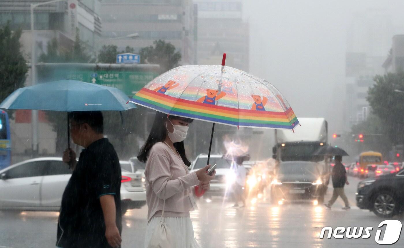 대전 중구에서 시민들이 우산을 쓰고 발길을 재촉하고 있다. 2020.7.29/뉴스1 ⓒ News1 김기태 기자