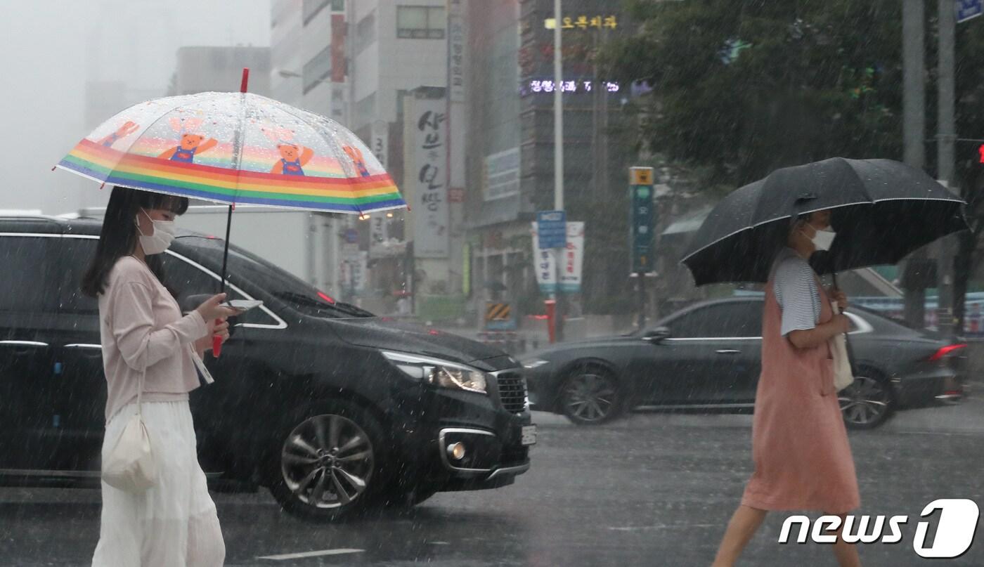 대전 중구에서 시민들이 우산을 쓰고 발길을 재촉하고 있다. 2020.7.29/뉴스1 ⓒ News1 김기태 기자