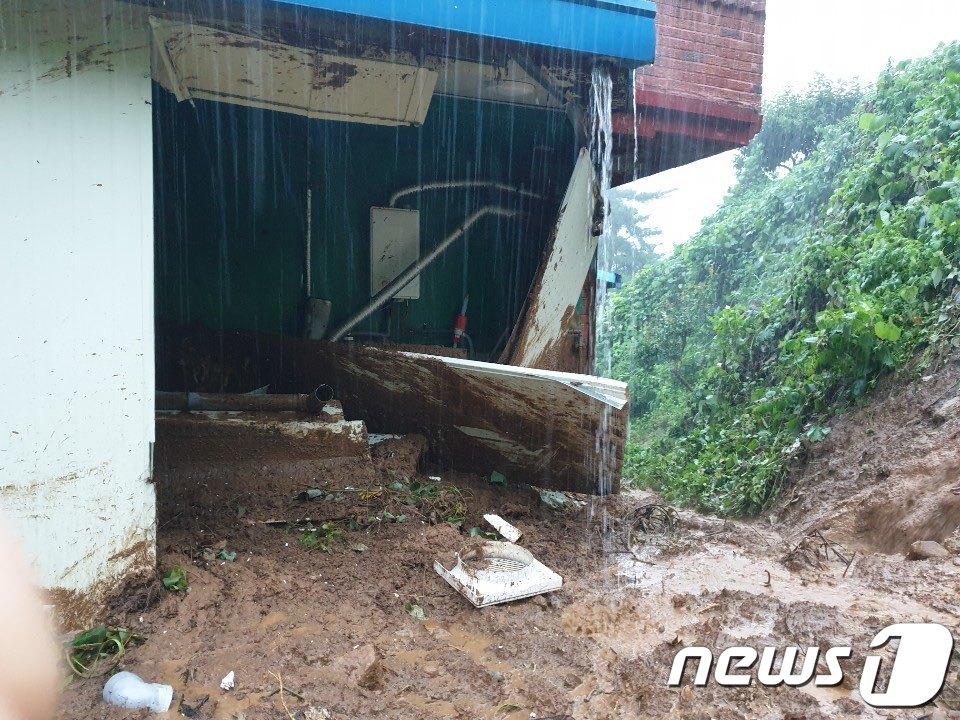 본문 이미지 - 29일 오전 8시10분 전남 장성군 삼계면의 한 언덕에서 토사가 흘러내려 A씨의 집 보일러실 3.3㎡가 피해를 입은 모습.(장성소방서 제공) 2020.7.29/뉴스1 ⓒ News1 전원 기자