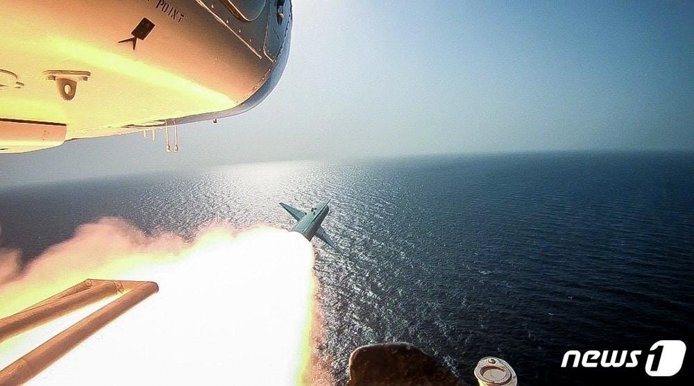 본문 이미지 - 2020년 7월 이란 혁명수비대가 호르무즈해협 근처 군사훈련 중 보트서 미사일을 발사하고 있다. ⓒ AFP=뉴스1 ⓒ News1