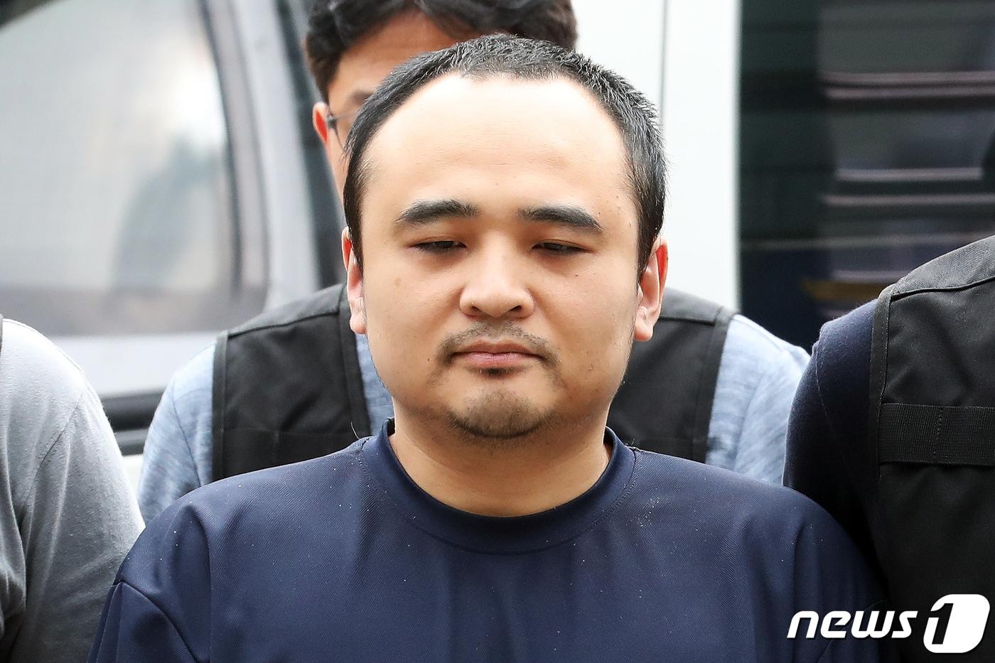 본문 이미지 -  장대호가 2019년 8월 21일 오후 조사를 받기 위해 경기도 고양경찰서로 이송된 모습. (뉴스1 DB) 2020.7.29 ⓒ 뉴스1