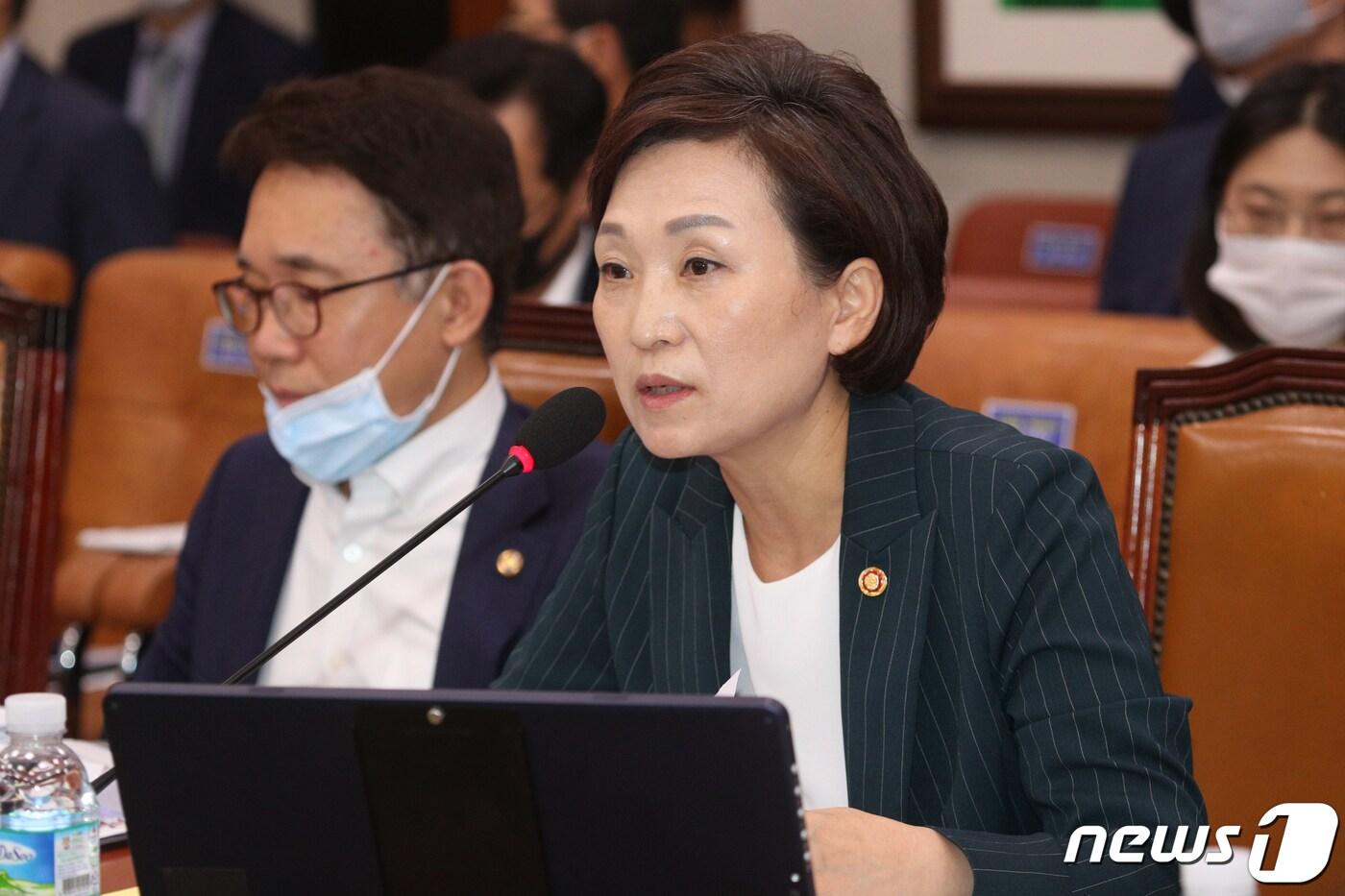 본문 이미지 - 김현미 국토교통부 장관이 29일 오후 서울 여의도 국회에서 열린 국토교통위원회 전체회의에서 의원들과 질의응답을 하고 있다. 2020.7.29/뉴스1 ⓒ News1 성동훈 기자