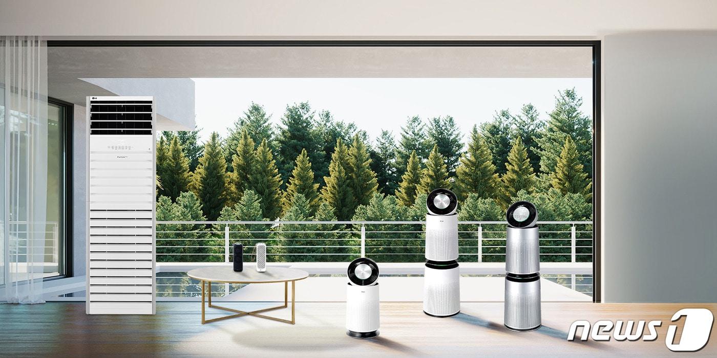 본문 이미지 - 왼쪽부터 상업용 퓨리케어 대형 공기청정기, 휴대용 퓨리케어 미니 공기청정기, 가정용 퓨리케어 360&deg; 공기청정기(LG전자 제공)2020.07.03/뉴스1 ⓒ 뉴스1